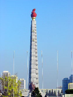 Der Juche-Turm ist das Zentrale Objekt, des Monuments der Chuch'e-Ideologie in Pyöngjang, welches an die Ideologie Kim Il-Sungs erinnern soll. Juche-Turm