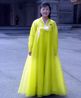 Frau in nordkoreanischem Gewand