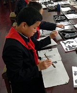 Nordkorea Rundreisen Schüler bei Kaligraphie