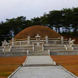 Grab und Statue im UNESCO Weltkulturerbe in Nordkorea